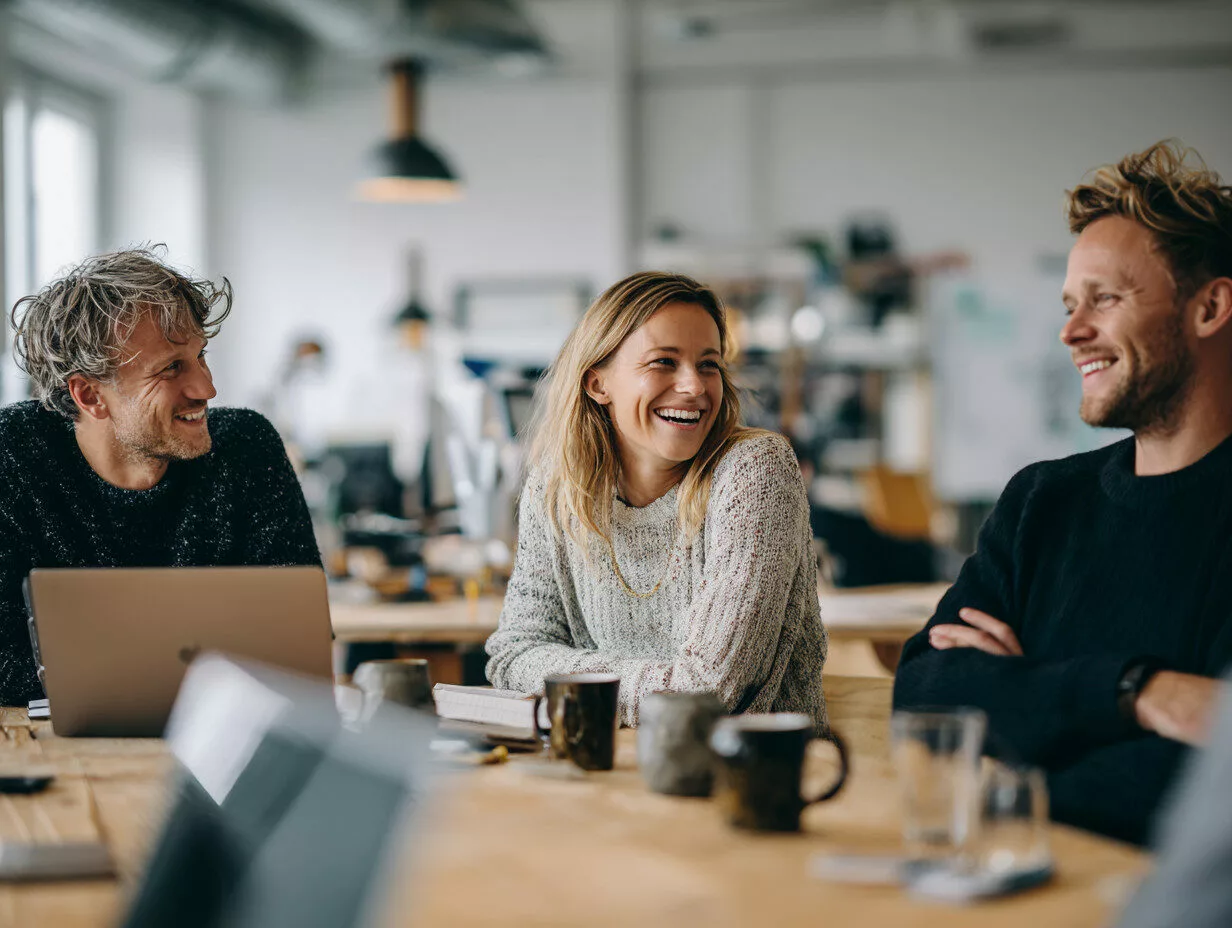 U8554719727 Three creative professionals collaborating in a b dc79c87d 147e 4373 a8e3 5d8e4d397071