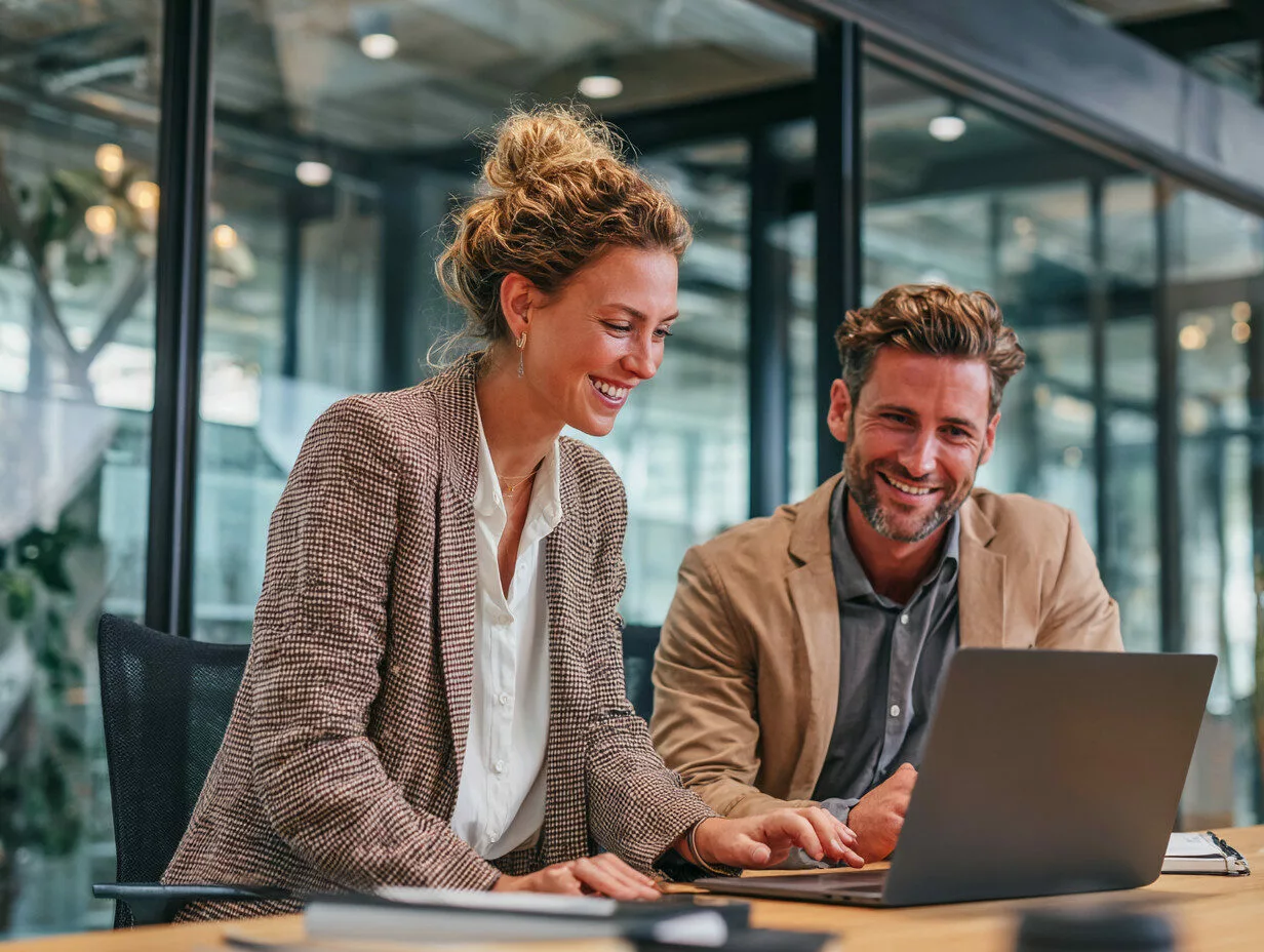 U8554719727 Two business professionals collaborating at a mod 1e796f8f 24f9 44b9 8555 b24b3171aa21